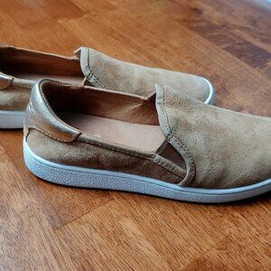 Uggs ~ Sz 7  Suede Slip on Loafers ~ Excellent Condition
